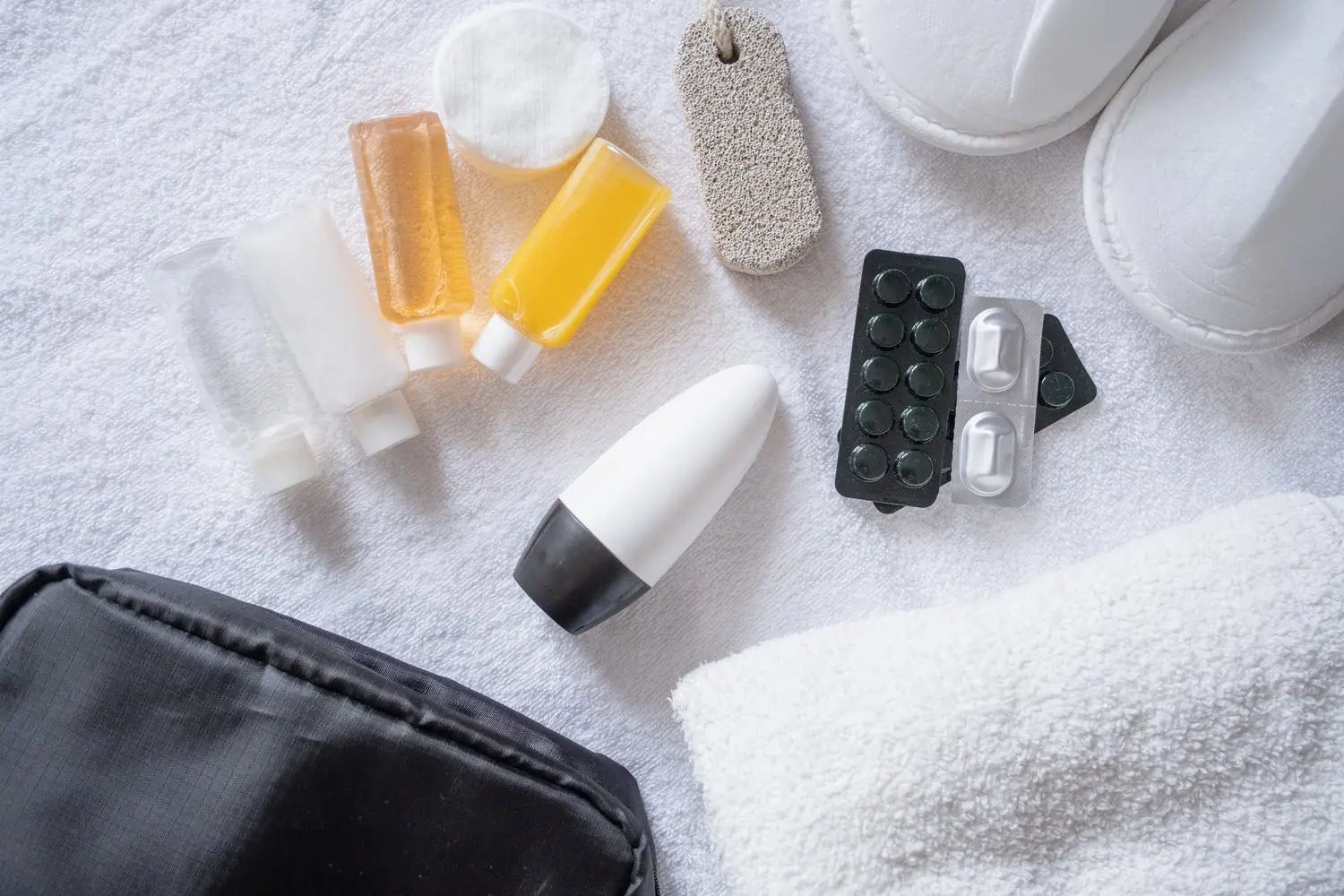 Kosmetyki w bagażu podręcznym: Co można zabrać do samolotu