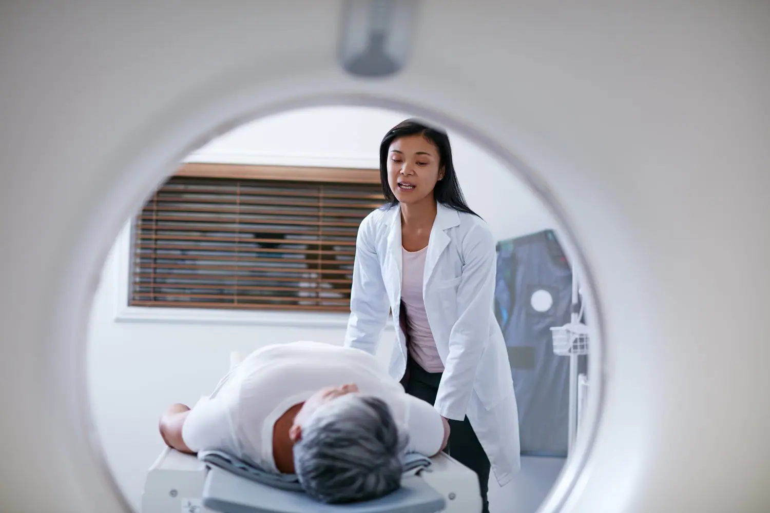 Czym się różni rezonans magnetyczny od tomografii komputerowej?